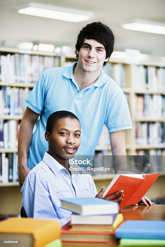 Dwa przystojny mężczyzna Studenci studia w bibliotece uśmiech - Zbiór zdjęć royalty-free (20-29 lat)