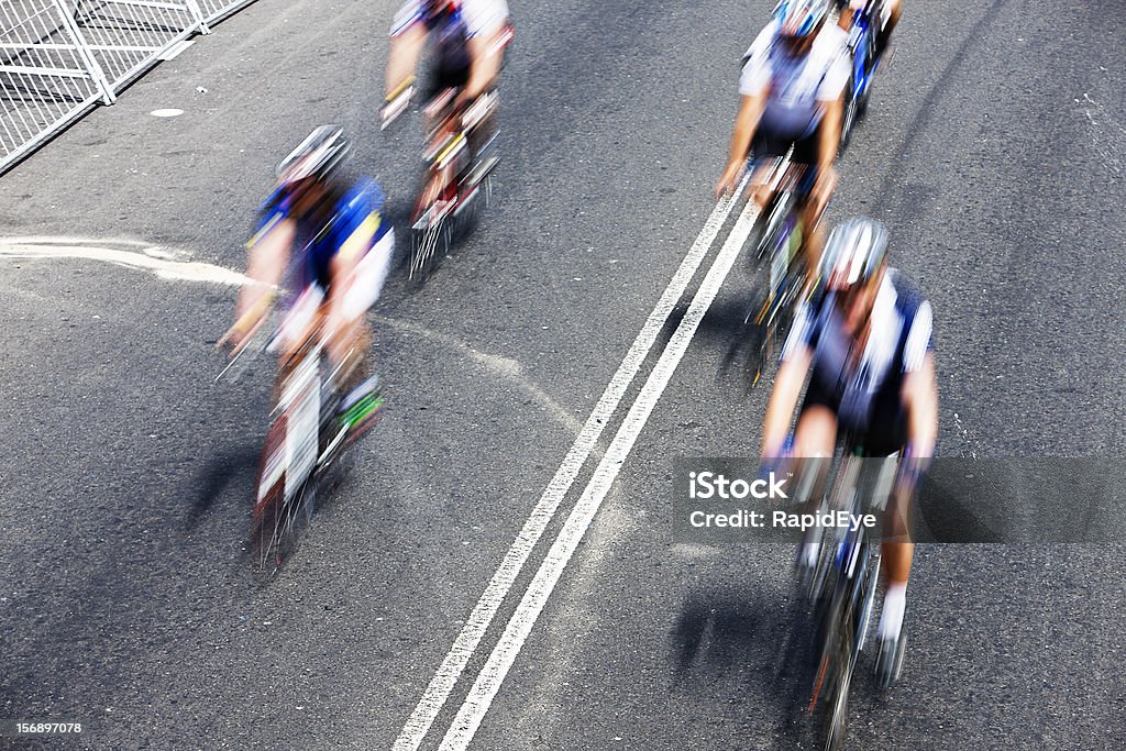 Movimiento borroso Vista aérea de los ciclistas en una carrera - Foto de stock de Bicicleta libre de derechos