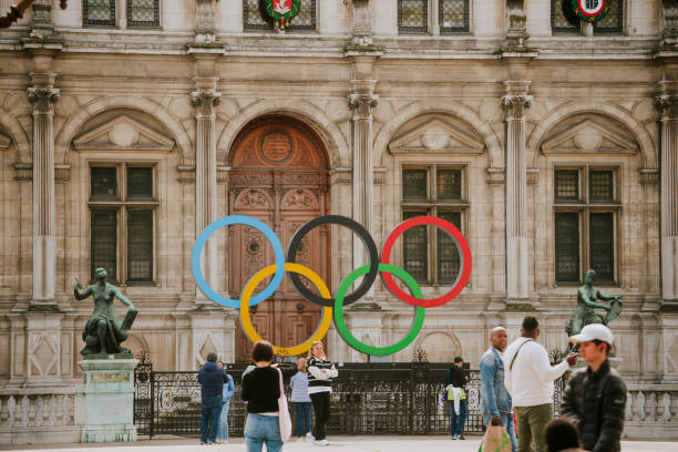 anneaux olympiques devant l’hôtel de ville au printemps 2023 - paris, france - jeux olympiques photos et images de collection