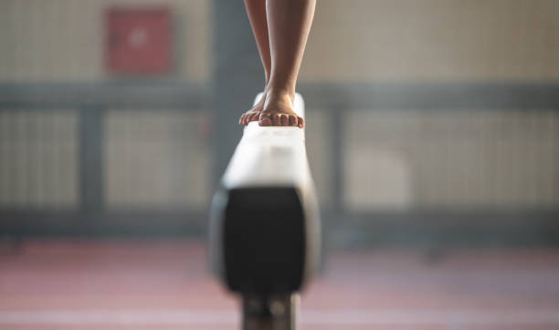 pés de jovem ginasta em feixe de equilíbrio - balance beam - fotografias e filmes do acervo