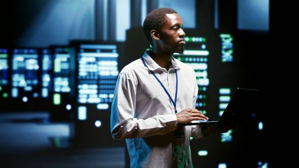 istock Supervisor monitoring server clusters 1569179194