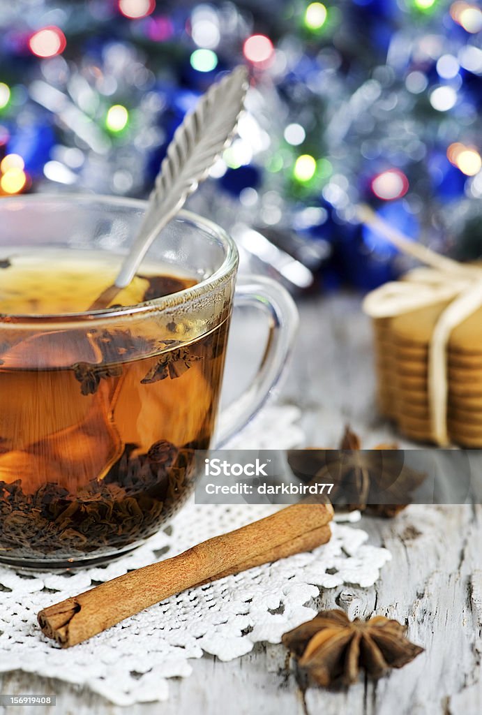 Navidad té y brillante garland - Foto de stock de Al horno libre de derechos