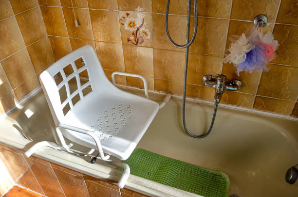 Swivel chair positioned on the bathtub - fotografia de stock