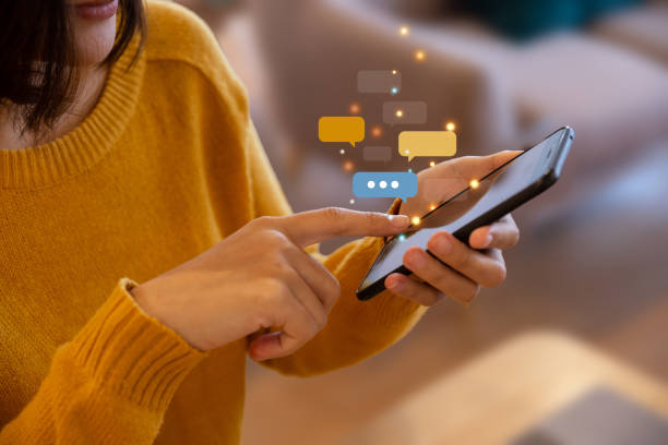 mano della giovane donna che utilizza lo smartphone per la chat e la comunicazione - messaggio foto e immagini stock