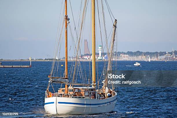 ボートに近くバルト海 Kiel Germany - ドイツ キールのストックフォトや画像を多数ご用意 - ドイツ キール, ウォータースポーツ, シュレースヴィヒホルスタイン