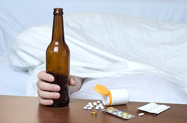 mixed a utilização de álcool e drogas - narcotic medicine pill insomnia imagens e fotografias de stock