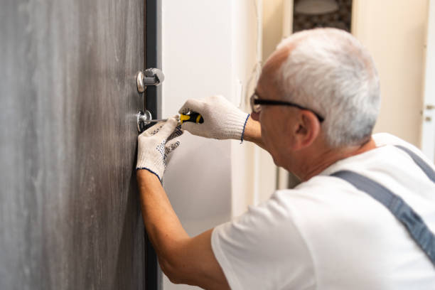istock The mature craftsperson fixing the door 1569334529