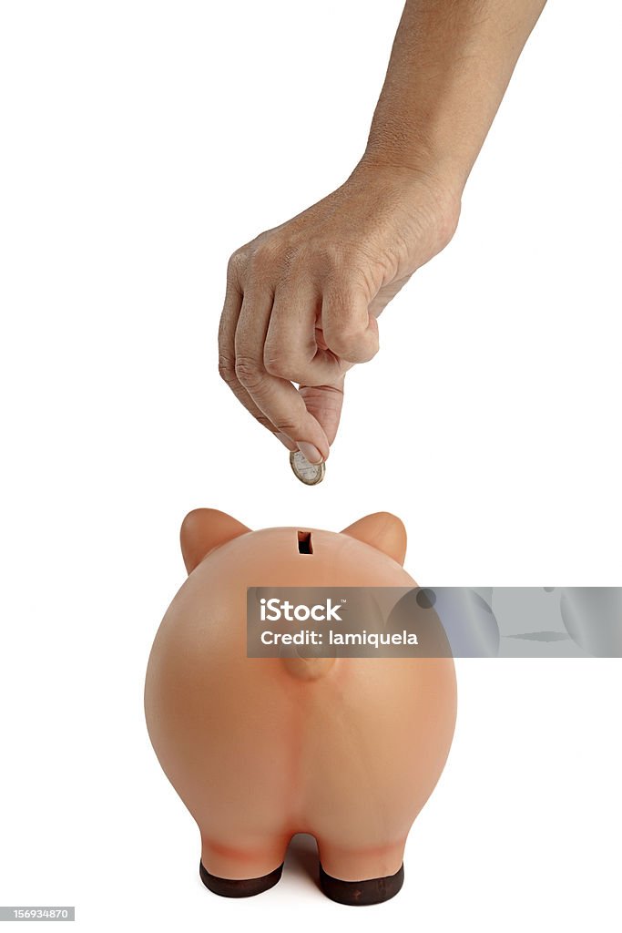 Mão de inserir uma moeda em um piggy bank. - Foto de stock de Branco royalty-free