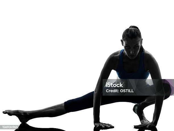 Женщина Физические Упражнения Йога Растяжка Ног Разминка — стоковые фотографии и другие картинки Aerobics