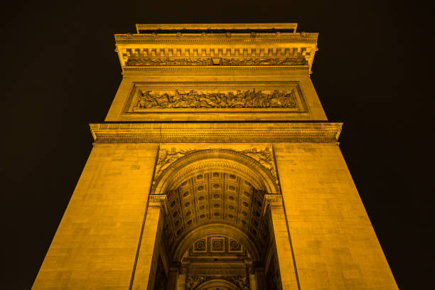 l'arco di trionfo illuminato dell'etoile in place charles de gaulle a parigi, francia - paris france night charles de gaulle arc de triomphe foto e immagini stock