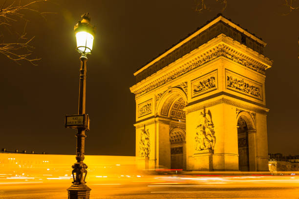 l'arco di trionfo illuminato dell'etoile in place charles de gaulle a parigi, francia - paris france night charles de gaulle arc de triomphe foto e immagini stock