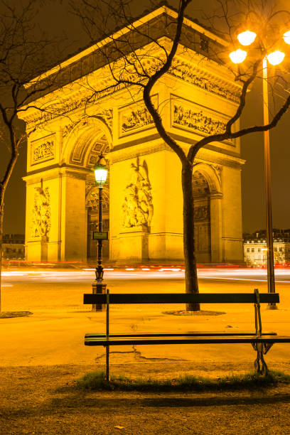 l'arco di trionfo illuminato dell'etoile in place charles de gaulle a parigi, francia - paris france night charles de gaulle arc de triomphe foto e immagini stock