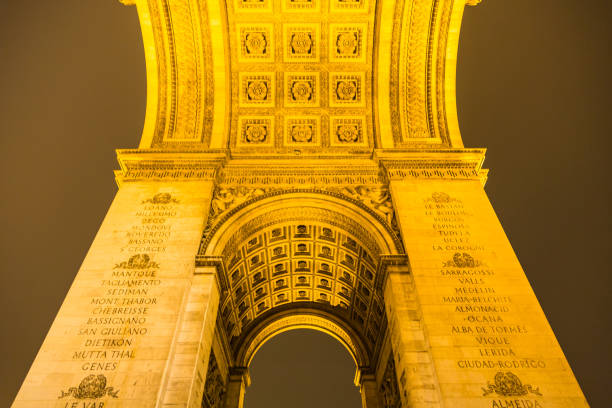 l'arco di trionfo illuminato dell'etoile in place charles de gaulle a parigi, francia - paris france night charles de gaulle arc de triomphe foto e immagini stock