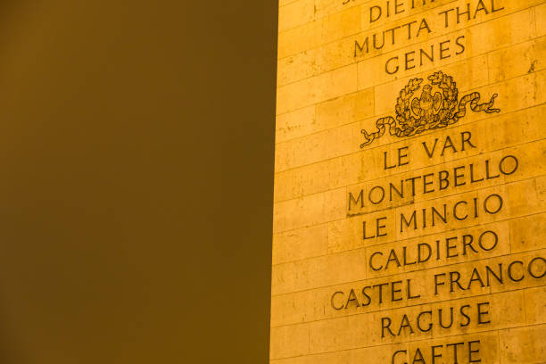 освещенная триумфальная арка этуаль на площади шарля де голля в париже, франция - paris france night charles de gaulle arc de triomphe стоковые фото и изображения