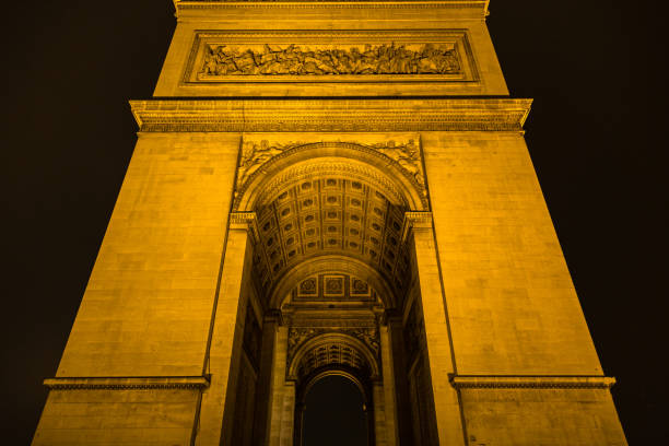 l'arco di trionfo illuminato dell'etoile in place charles de gaulle a parigi, francia - paris france night charles de gaulle arc de triomphe foto e immagini stock