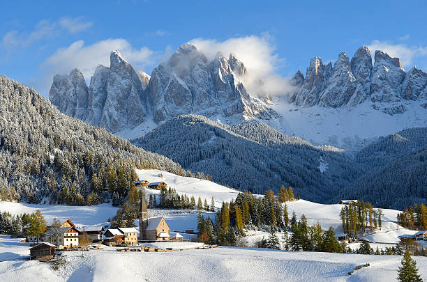 Arquitectura en Italia frente a las montañas - foto de stock