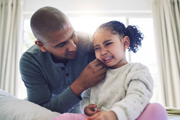 pai, menina chorando criança e conforto com conversa, cuidado e apoio com amor, vínculo e ajuda em casa de família. pai, filha triste e empatia com papo para lidar com emoções, medo e ansiedade em casa - child grief mourner disappointment - fotografias e filmes do acervo