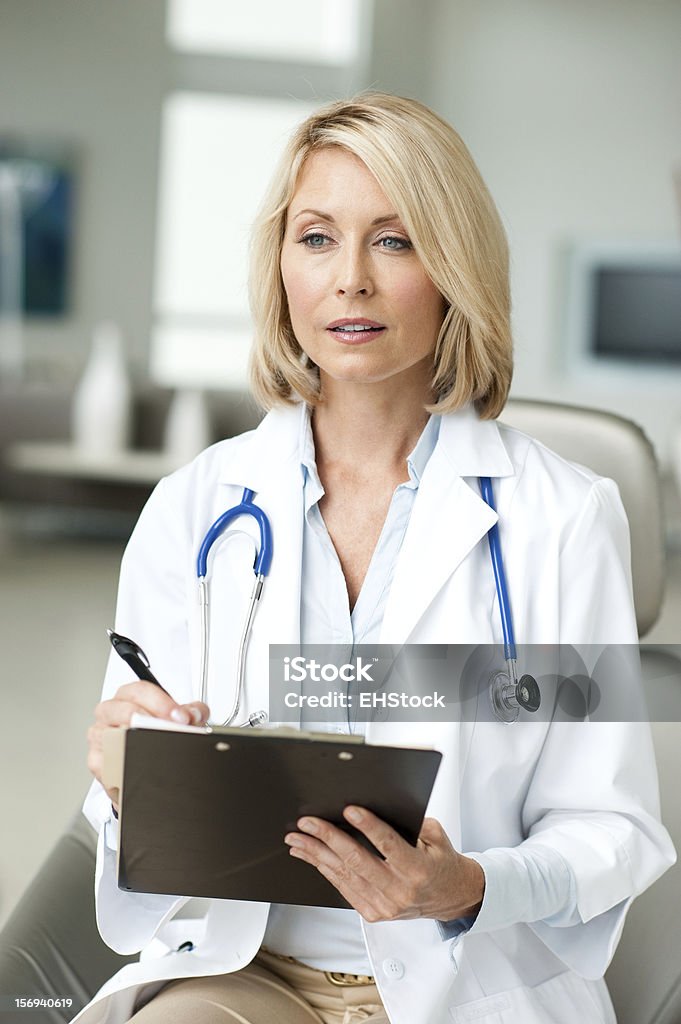 Mulher médico em escritório loira com área de transferência - Foto de stock de 30 Anos royalty-free
