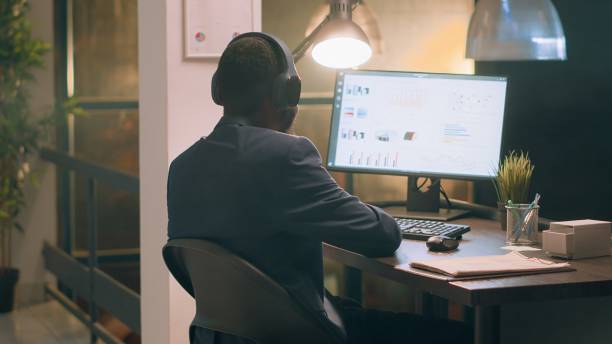 istock Employee enjoying music, bopping head 1569437904