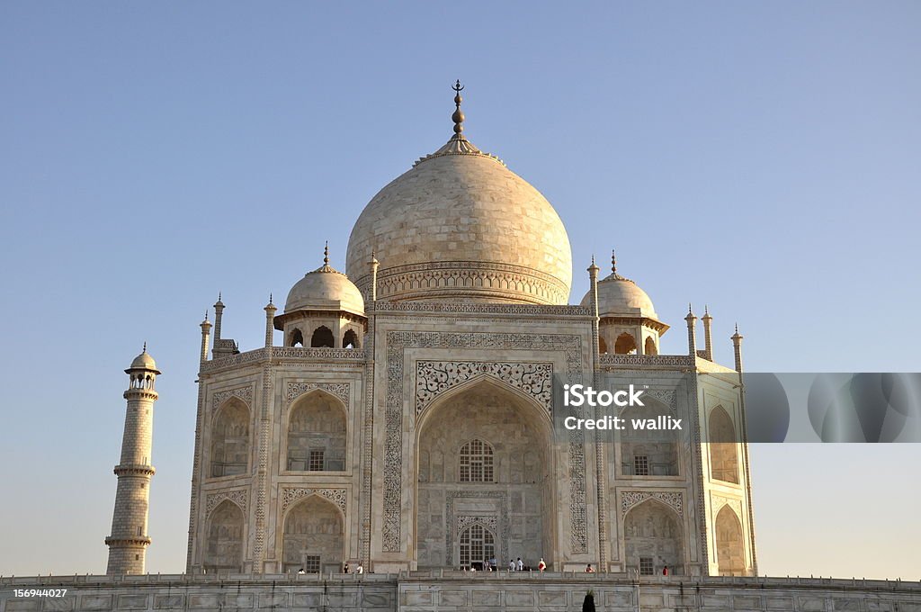 Taj Mahal en el sol de la mañana; Agra; India - Foto de stock de Agra libre de derechos