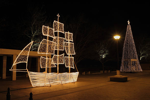 Navire et arbre de Noël de nuit - Photo