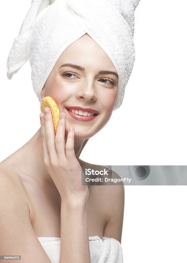 Giovane donna pulizia viso - Foto stock royalty-free di 20-24 anni