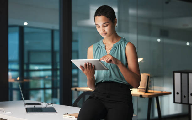 negócios, mulher negra e tablet no escritório, foco e planejamento digital para crescimento, startup e vendas. funcionária e gerente corporativa afro-americana com lançamento de dispositivo, ideia e site - research organization data color image - fotografias e filmes do acervo