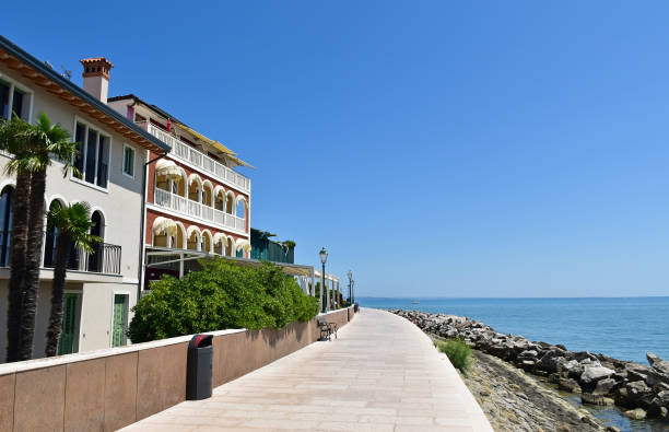The city extends on the banks of the Etang de Berre and on the Caronte canal. It is made up of three districts and several villages