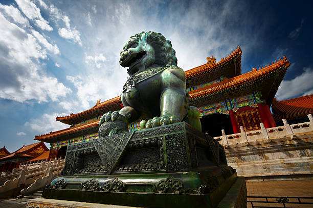 lion de bronze - forbidden city beijing architecture chinese ethnicity photos et images de collection