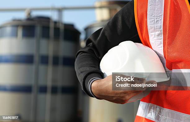 Refinaria De Petróleo De Engenheiro - Fotografias de stock e mais imagens de Abastecer - Abastecer, Adulto, Agenda Pessoal