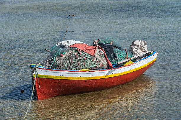 bateau de pêche - fischernetz photos et images de collection