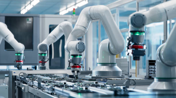 Advanced High Precision Robot Arm inside Bright Electronics Factory. Electronic Devices Production Industry. Component Installation on Circuit Board. Fully Automated Modern PCB Assembly Line. brazo robótico avanzado de alta precisión dentro de bright electronics factory. industria de producción de dispositivos electrónicos. instalación de componentes en placa de circuito. línea de ensamblaje de pcb moderna totalmente automatizada.