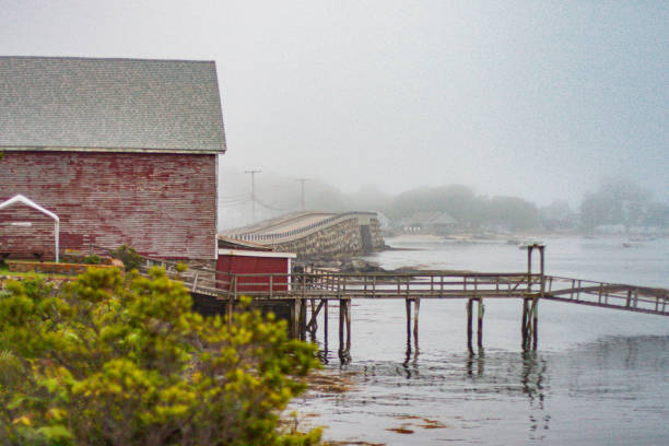 istock FOGGY CRIBSTONE BRIDGE 1569550194