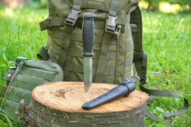 屋外の戦術的な大型軍用ナイフと軍用バックパック