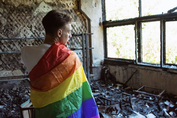 Traurigkeit, Schmerz und Einsamkeit. Junger attraktiver Kerl mit einer Schwulenflagge. Schöner Mann LGBT-Stockbilder, lizenzfreie Fotos und Bilder