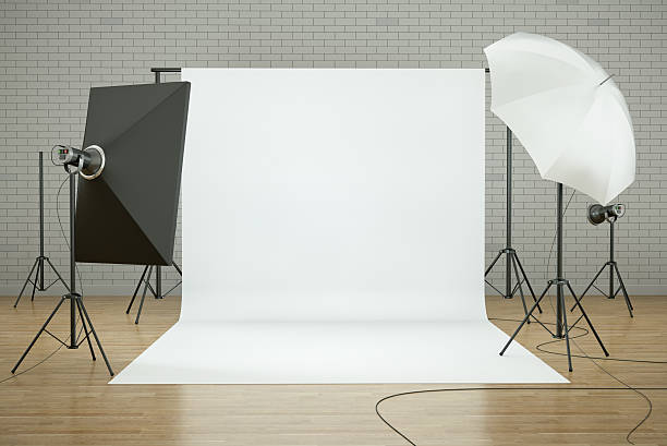 foto-studio-interieur mit fotografischen beleuchtung und ausrüstung - fotosession stock-fotos und bilder