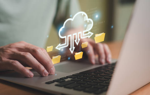Business person migrate data and corporate information into cloud technology for data security and back up as disaster recovery site and prevent for cyber crime. Data inventory for enterprise. la persona de negocios migra los datos y la información corporativa a la tecnología en la nube para la seguridad de los datos y la copia de seguridad como sitio de recuperación de desastres y prevenir el delito cibernético. inventario de datos para emp