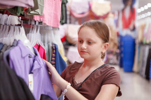 istock Shopping girl 1569719699