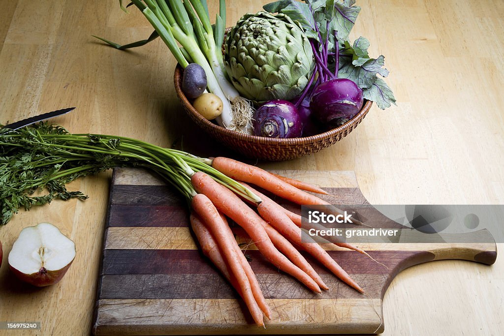 Rohen Karotten und Kohlrabi mit Schneidebrett - Lizenzfrei Artischocke Stock-Foto