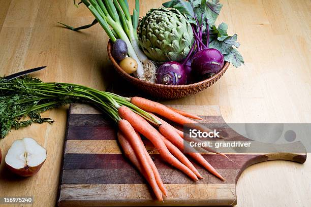 Rohen Karotten Und Kohlrabi Mit Schneidebrett Stockfoto und mehr Bilder von Artischocke - Artischocke, Bauernmarkt, Bunt - Farbton