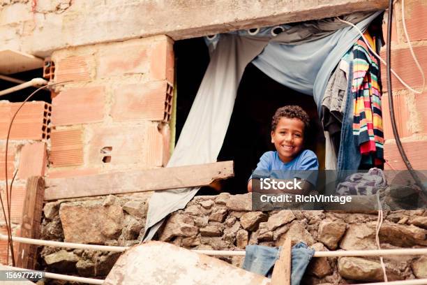 Jovem Rapaz Brasileira - Fotografias de stock e mais imagens de Bairro de Lata - Bairro de Lata, Favela, Criança