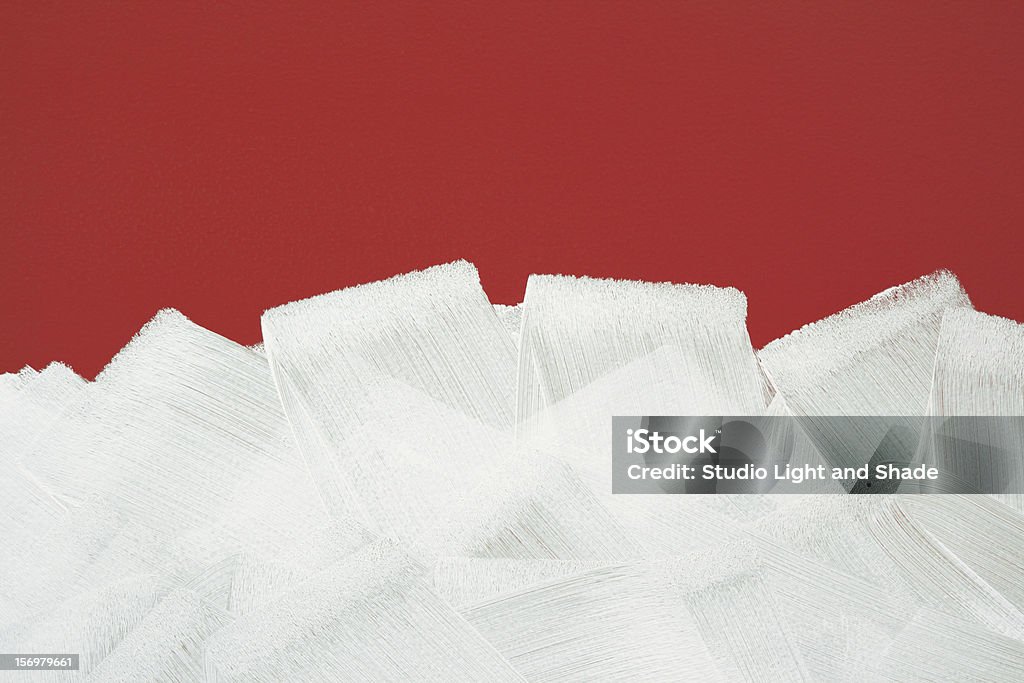 Rojo de pared pintada blanca con un rodillo de pintura - Foto de stock de Rodillo libre de derechos
