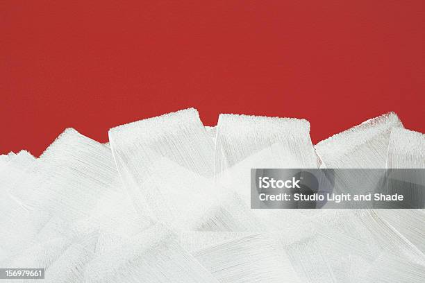 Rojo De Pared Pintada Blanca Con Un Rodillo De Pintura Foto de stock y más banco de imágenes de Rodillo