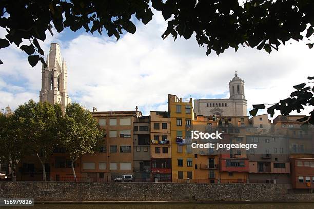 Casas Y Las Iglesias Desde Girona Foto de stock y más banco de imágenes de Aire libre - Aire libre, Casa, Color - Tipo de imagen