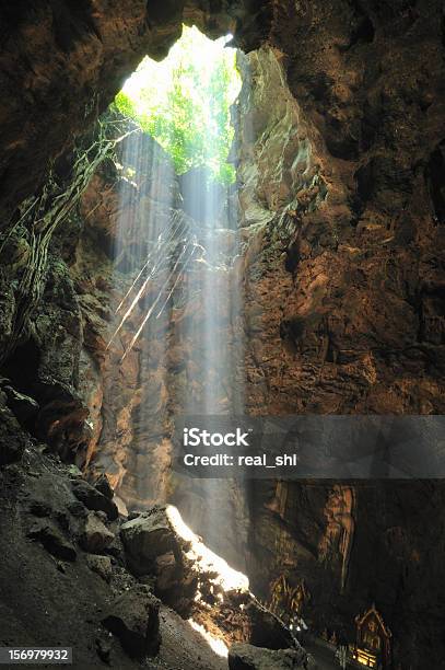 Солнечный Луч В Пещере — стоковые фотографии и другие картинки Без людей - Без людей, Вертикальный, Гора