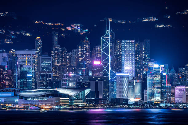horizonte de victoria harbor na cidade de hong kong ao anoitecer - hong kong skyline night china - fotografias e filmes do acervo