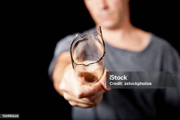 Photo libre de droit de Homme Avec Broken Bouteille De Bière banque d'images et plus d'images libres de droit de Armement - Armement, Bouteille, Bouteille de bière