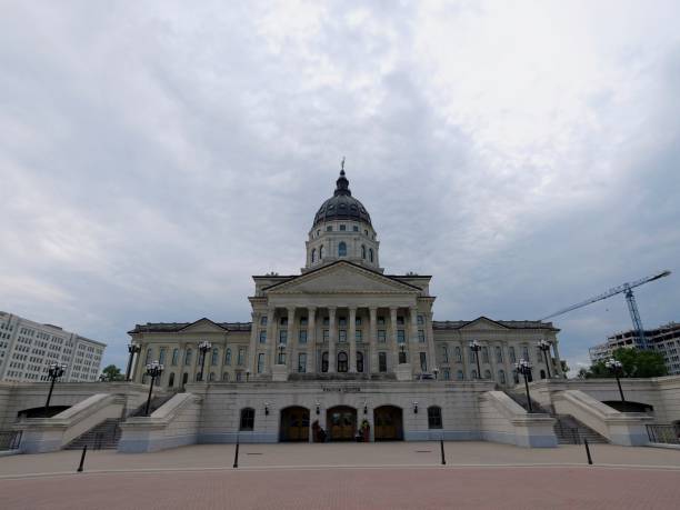 капитолий штата в топике, штат канзас - kansas topeka state capital стоковые фото и изображения