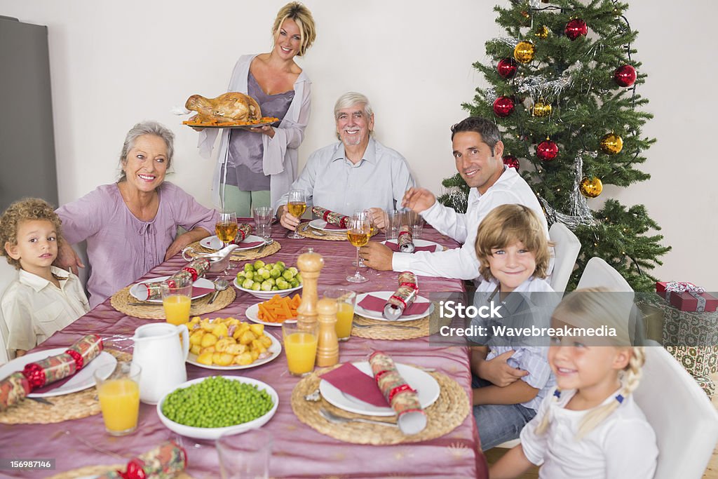 Mãe trazendo a Turquia a mesa de jantar - Foto de stock de Avó royalty-free