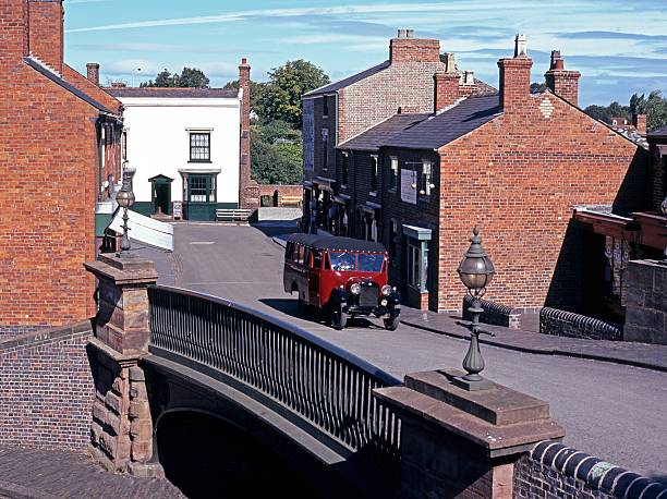 victorian village street, dudley, inglaterra. - west midlands fotografías e imágenes de stock